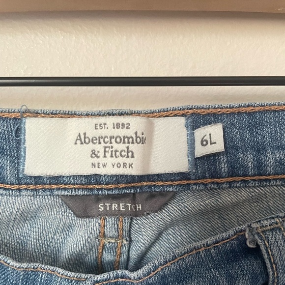 Abercrombie & Fitch Light Wash Madison Jeans Size 6L - Picture 3 of 8